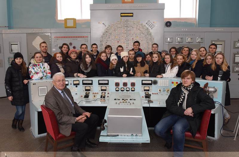 Фото к Ученики челябинской гимназии № 96 узнали, что такое реактор «А»